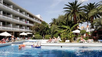 Piscine extérieure (ouverte en saison), parasols de plage