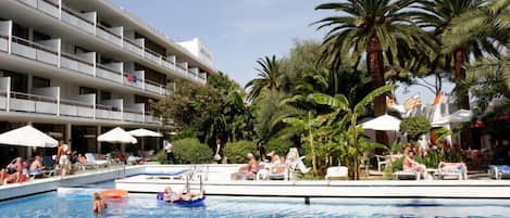 Piscine extérieure (ouverte en saison), parasols de plage