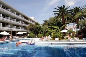 Sæsonbestemt udendørs pool, parasoller, liggestole