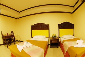 Bộ đồ giường cao cấp, két bảo mật tại phòng, bàn 
