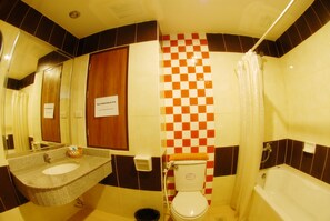 A bathroom with a sink, toilet, and bathtub. - Golden Villa (Pattaya)