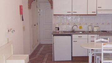 Estudio | Cocina básica privada | Frigorífico, microondas y placa de cocina