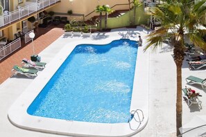 Utomhuspool och solstolar