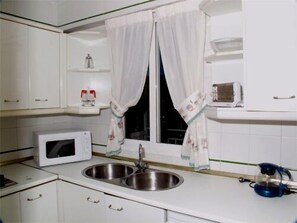 Studio, 1 Bedroom | Private kitchen | Fridge, microwave, stovetop, electric kettle - Ecuador Park (Torremolinos)