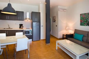 Apartamento, 1 habitación | Cocina privada | Frigorífico, microondas, placa de cocina y hervidor eléctrico