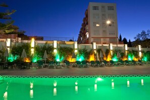 Utomhuspool och solstolar