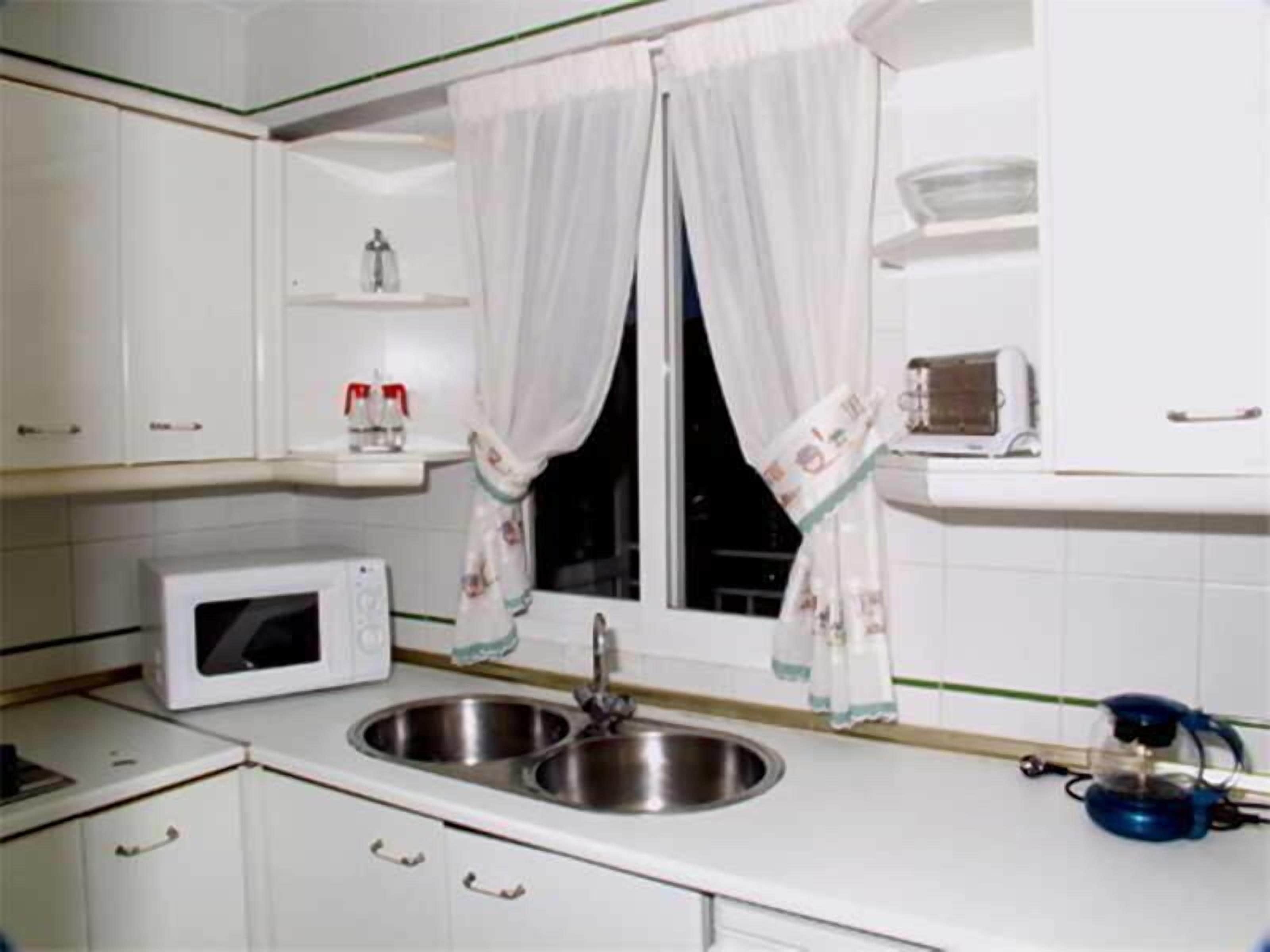 Private kitchen | Fridge, microwave, stovetop, electric kettle