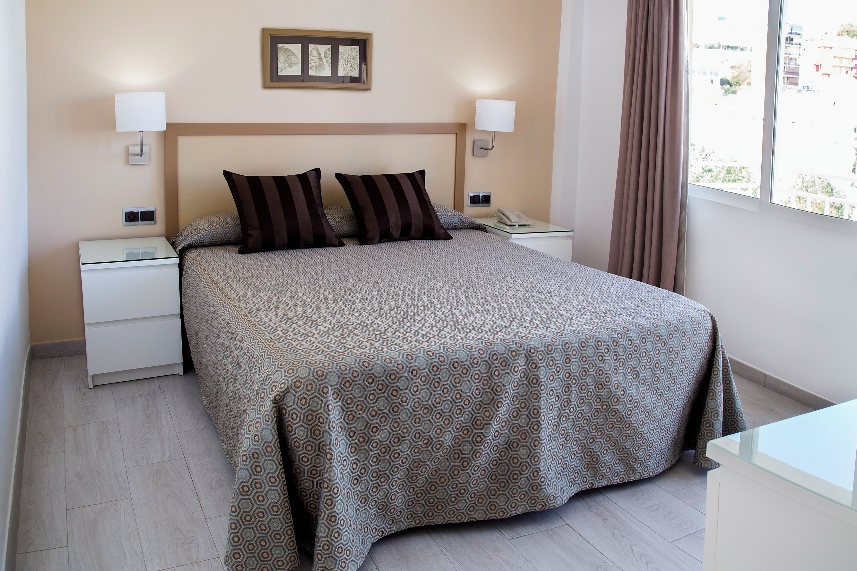 Caixa forta a l'habitació, planxa i posts de planxar i wifi gratuïta 