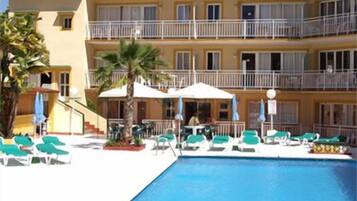 Piscine extérieure, chaises longues