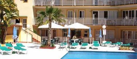 Outdoor pool, pool loungers