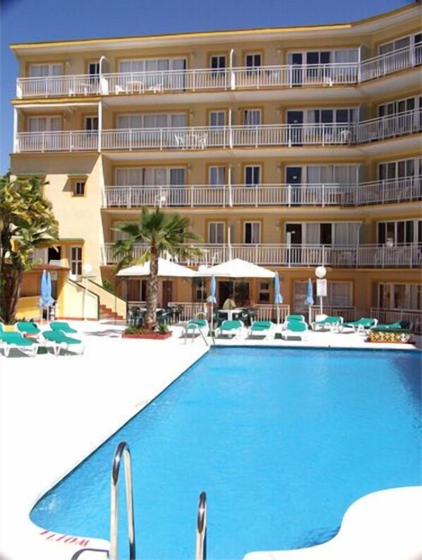 Outdoor pool, sun loungers