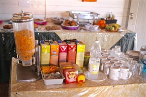 Täysikokoinen jääkaappi, liesi, keittoastiat/astiat/ruokailuvälineet