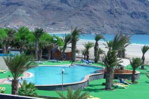 2 piscines extérieures, parasols, chaises longues