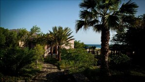 A pathway leading to a building with a view of the ocean. - Foya Branca by Flagworld Hotels (São Vicente)
