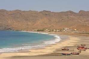 Private beach, white sand, beach towels, scuba diving - Foya Branca by Flagworld Hotels (São Vicente)