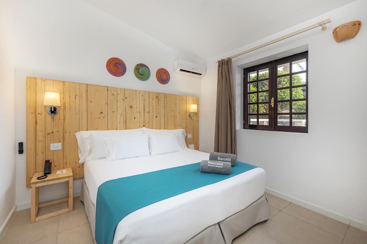 Minibar, desk, free WiFi, bed sheets