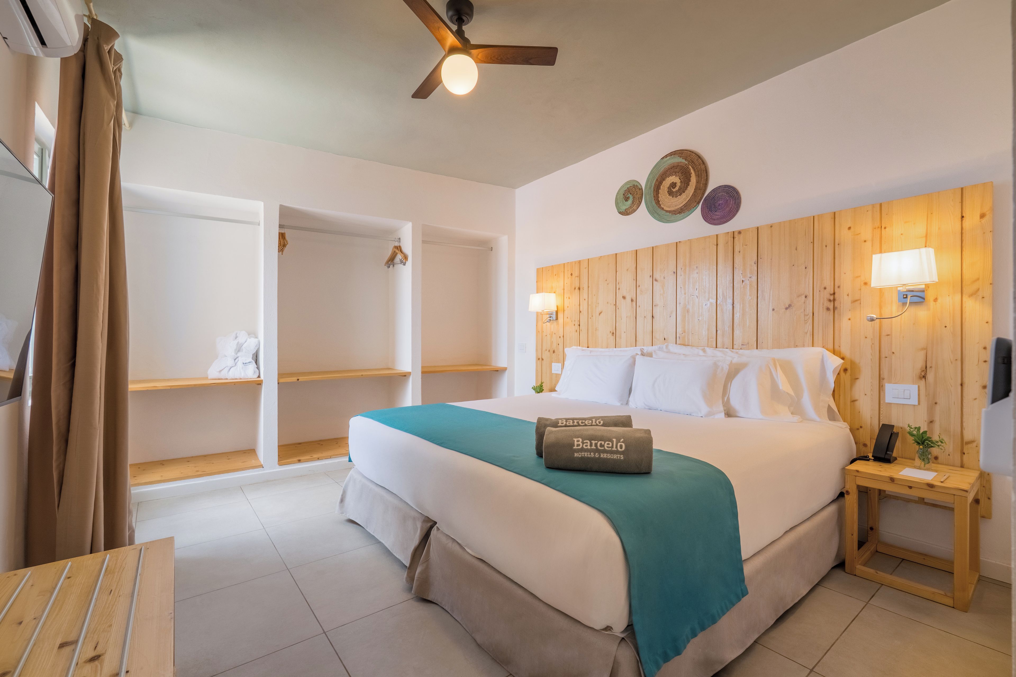 Suite, Sea View | Minibar, desk, WiFi (free), bed sheets