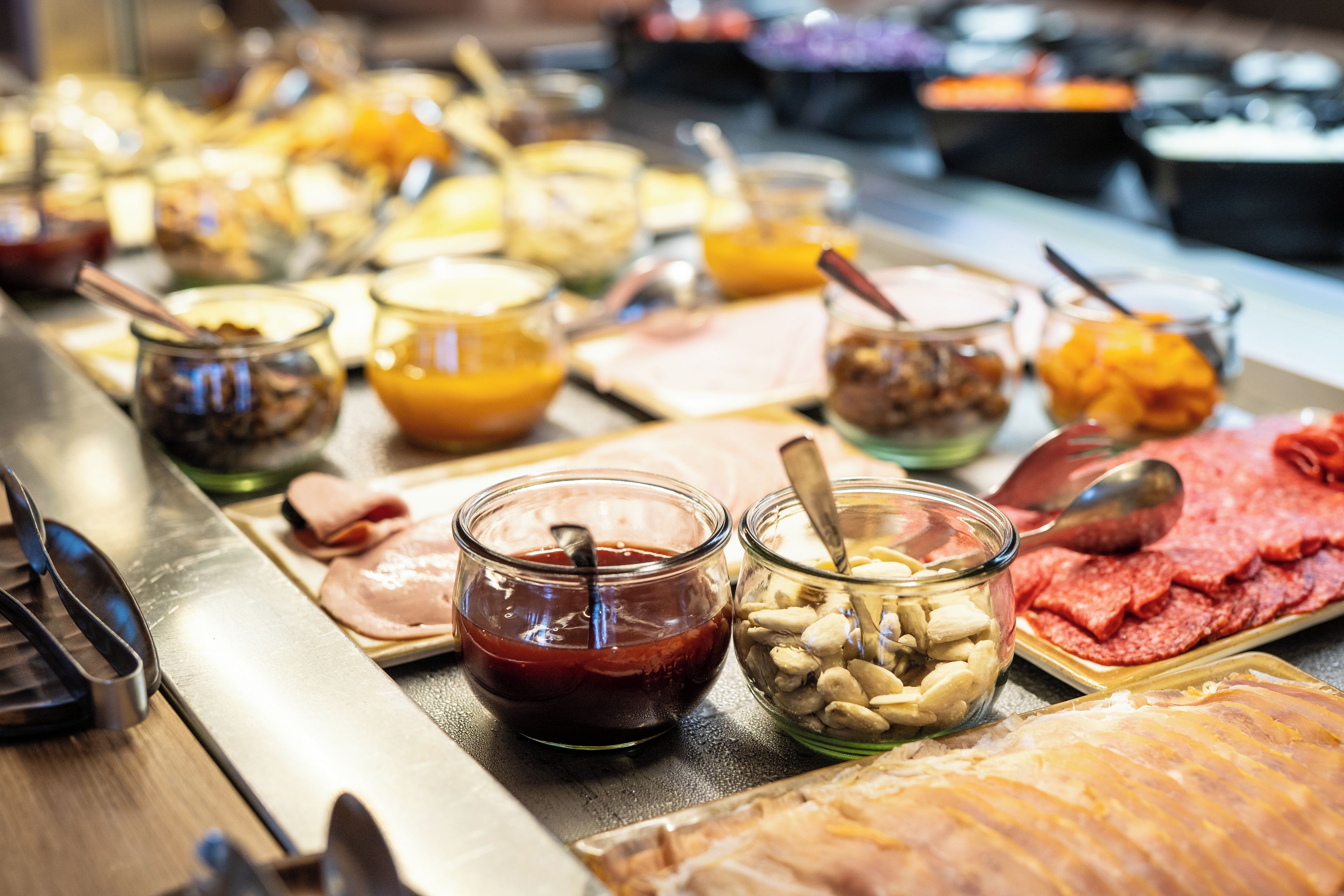 Buffet com diversos alimentos e acompanhamentos.