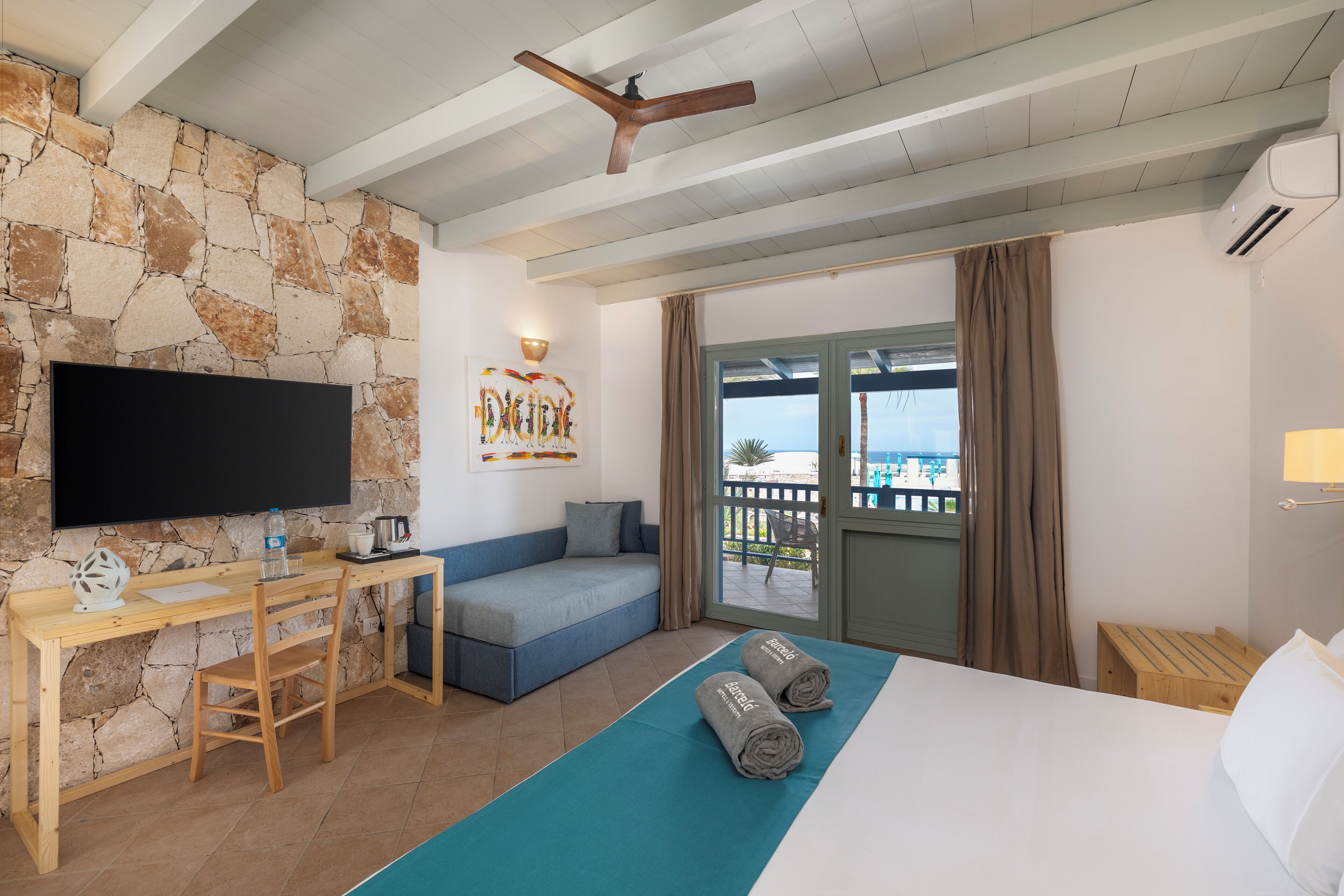 Habitación Deluxe, vistas a la piscina | Minibar, escritorio, wifi gratis y ropa de cama