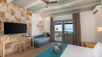 Habitación Deluxe, vistas a la piscina | Minibar, escritorio, wifi gratis y ropa de cama