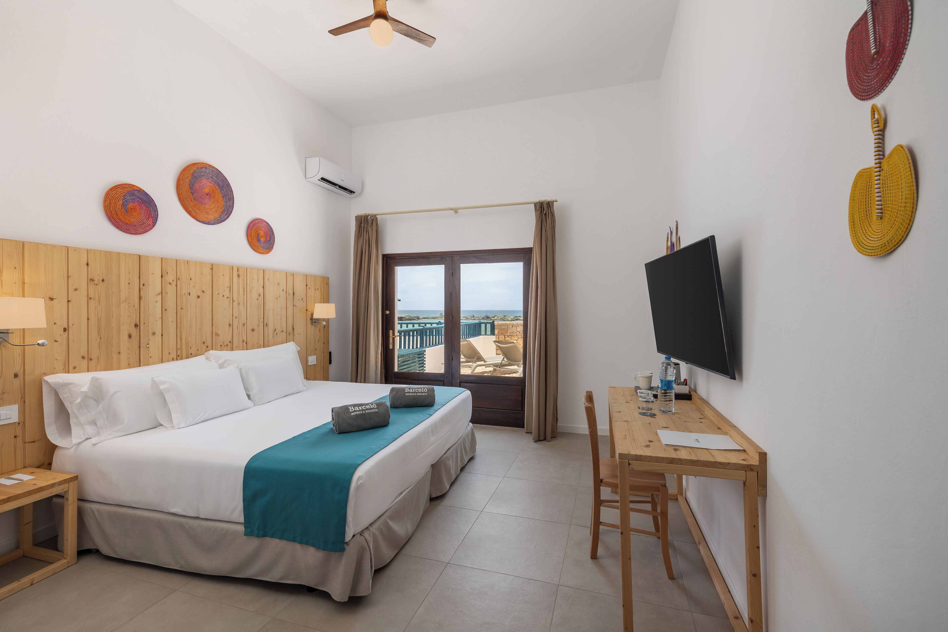 Deluxe Room, Sea View | Minibar, desk, free WiFi, bed sheets