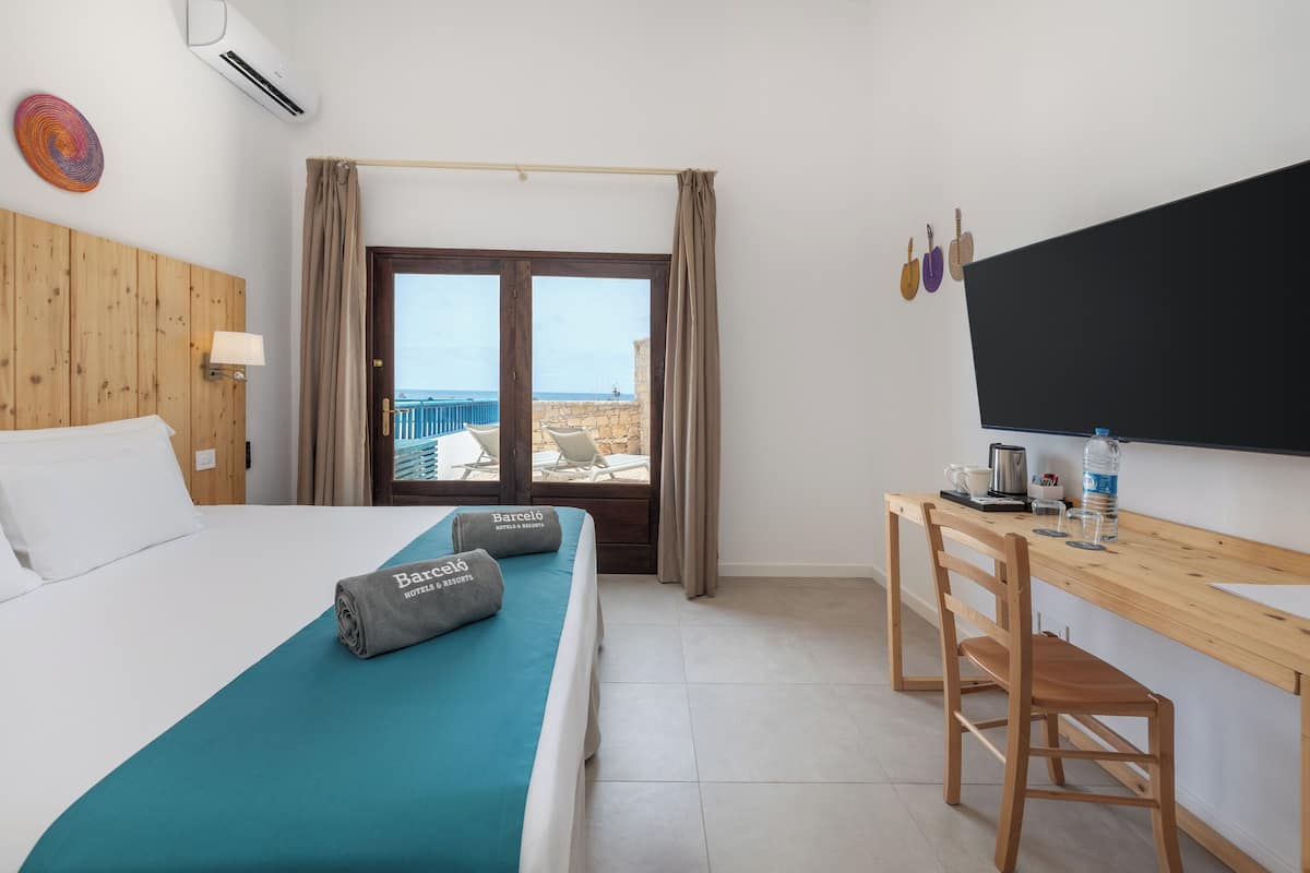 Deluxe kamer, uitzicht op zee | 1 slaapkamer, een minibar, een bureau, gratis wifi