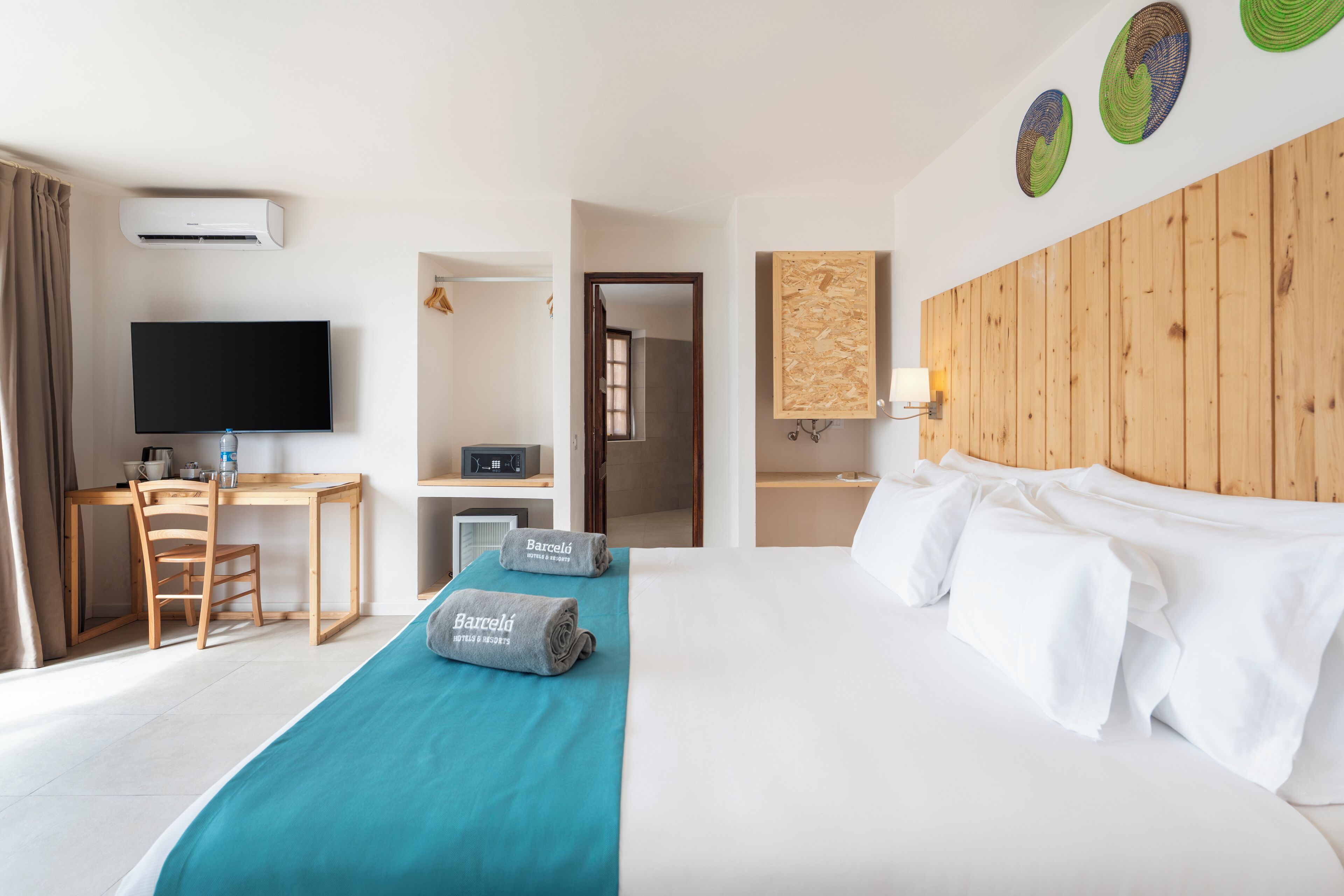 Junior Suite, Sea View | Minibar, desk, free WiFi, bed sheets