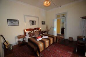  Room 4 - With private bathroom outside - Second Floor | Een kluis op de kamer, geluiddichte muren, beddengoed