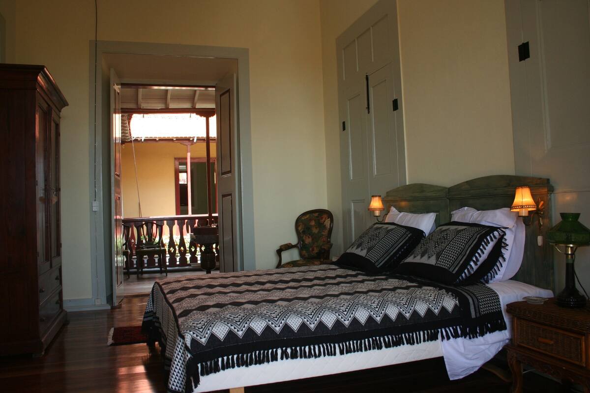 in-room safe, soundproofing, bed sheets