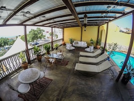 Una piscina al aire libre