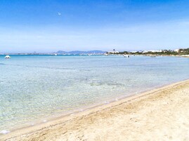 Ubicación cercana a la playa y arena blanca