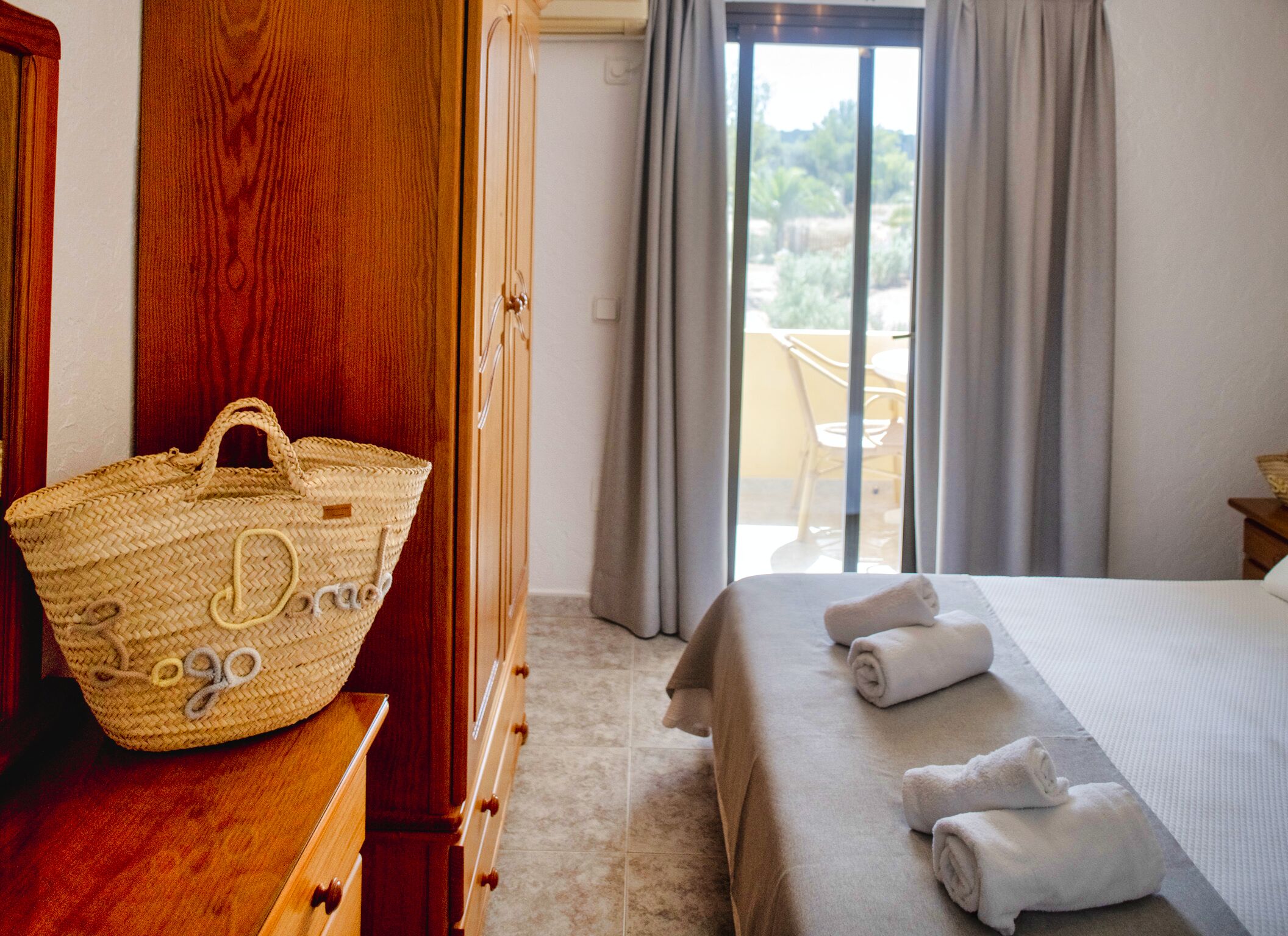 2 bedrooms, desk, free wifi, bed sheets