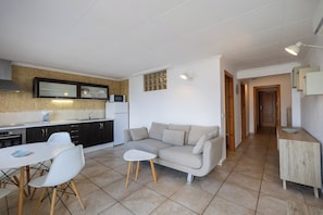 Family Apartment, 2 Bedrooms, Pool Access, Sea View | Living area