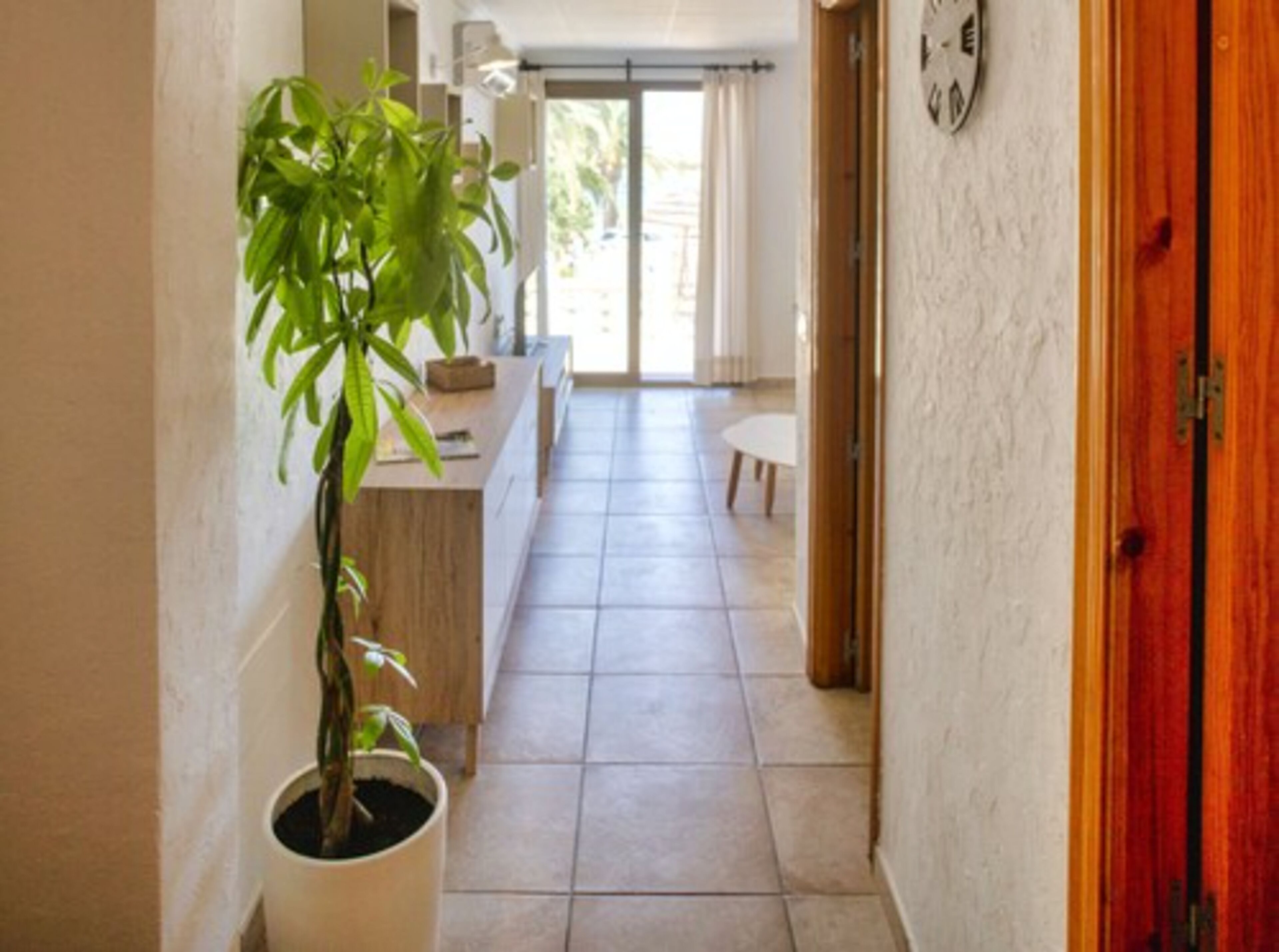 2 bedrooms, desk, free wifi, bed sheets