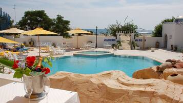 시즌별로 운영되는 야외 수영장, 수영장 파라솔, 일광욕 의자