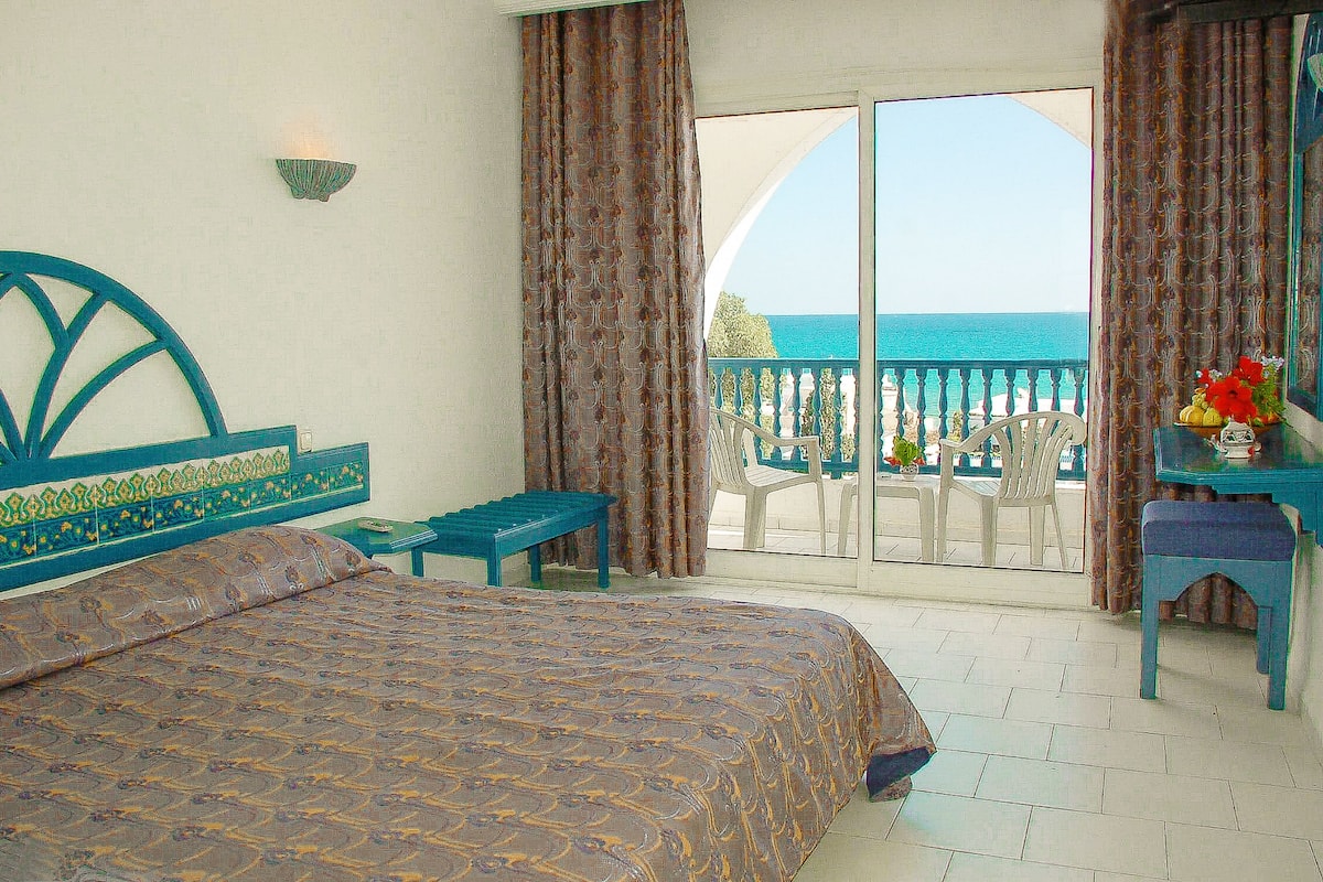 Quadruple Room | Blackout drapes, soundproofing, WiFi (free), bed sheets