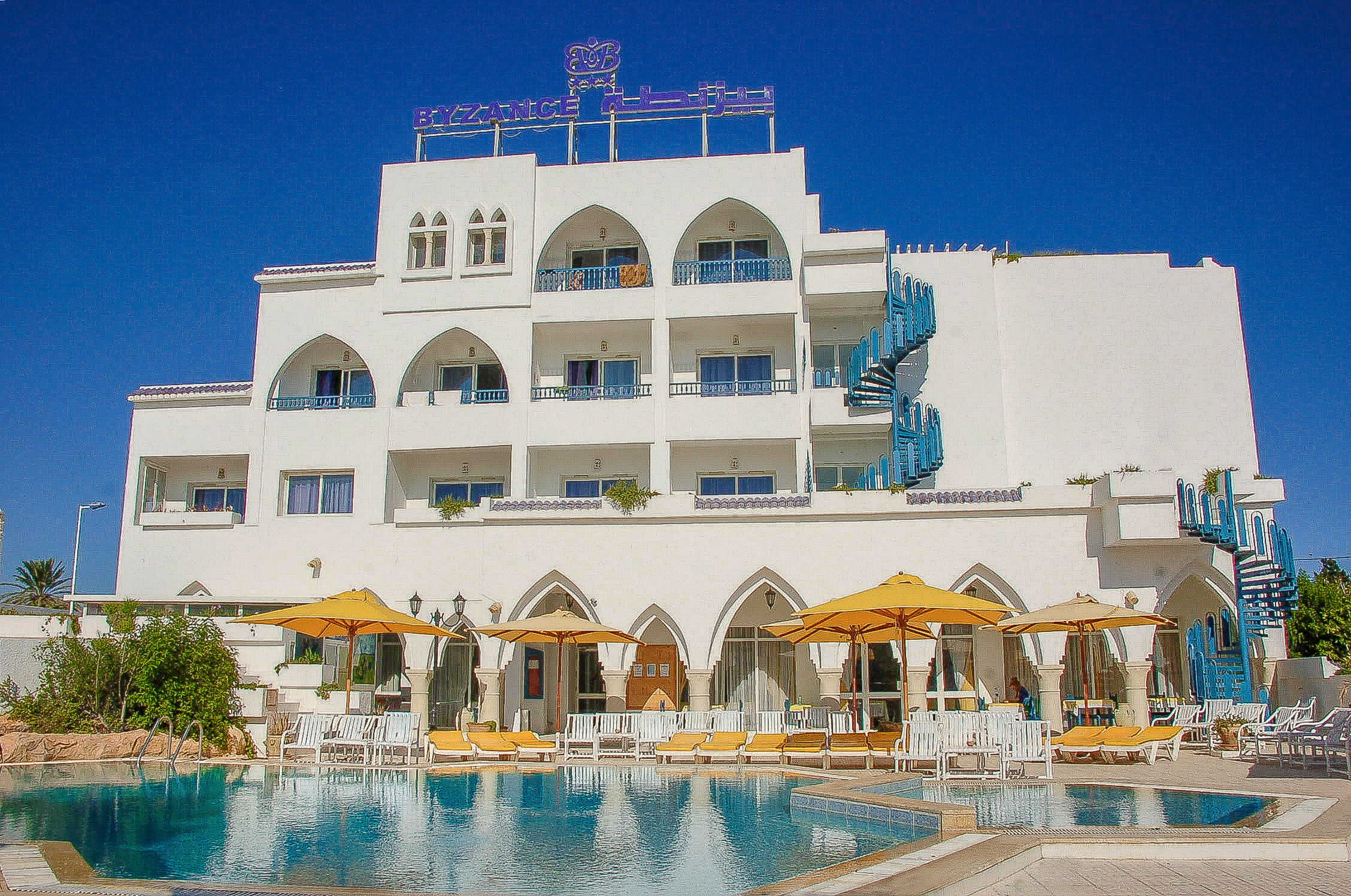 Piscine extérieure (ouverte en saison), parasols de plage