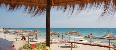 Privéstrand vlakbij, wit zand, ligstoelen aan het strand, parasols