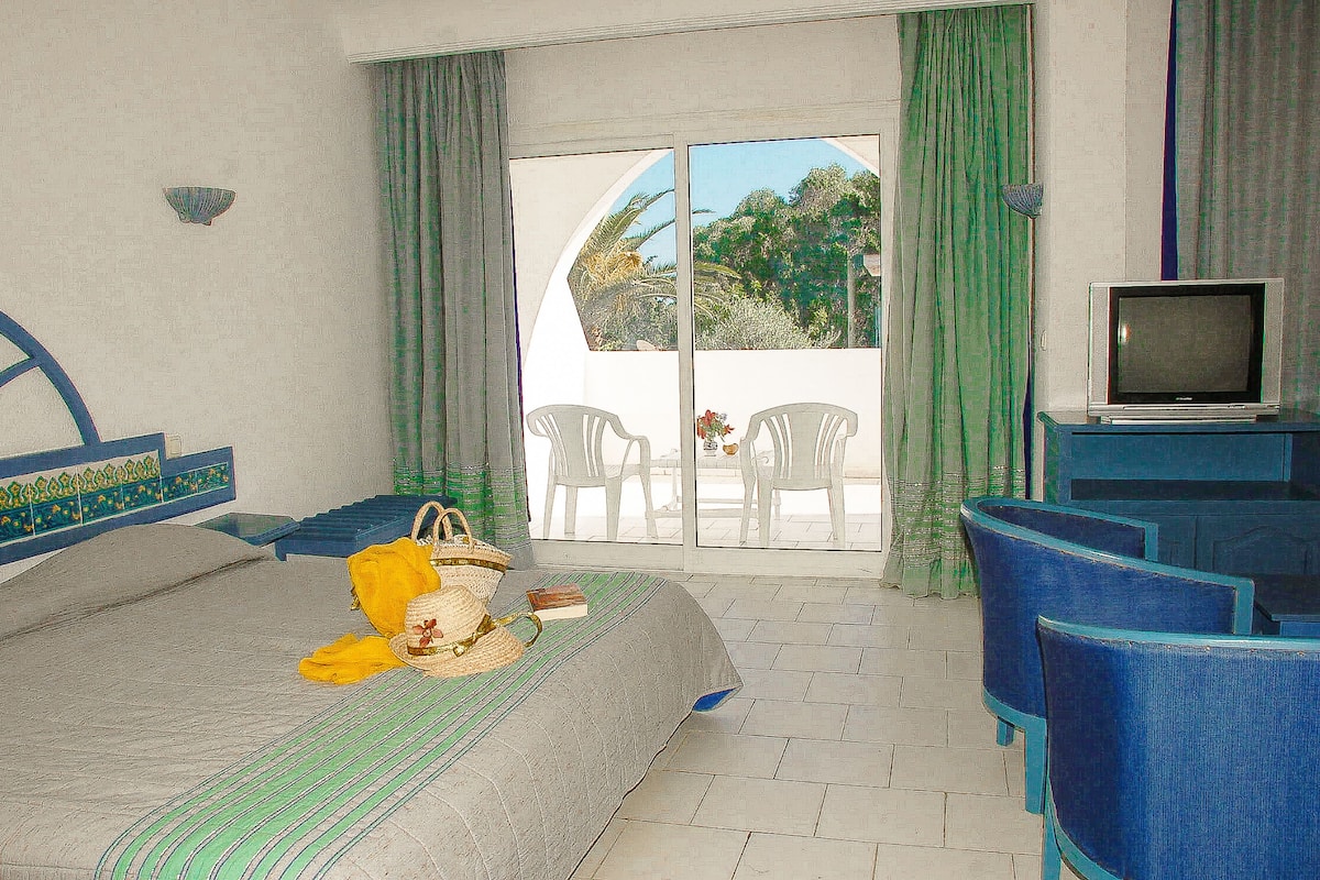 Triple Room | Blackout drapes, soundproofing, WiFi (free), bed sheets