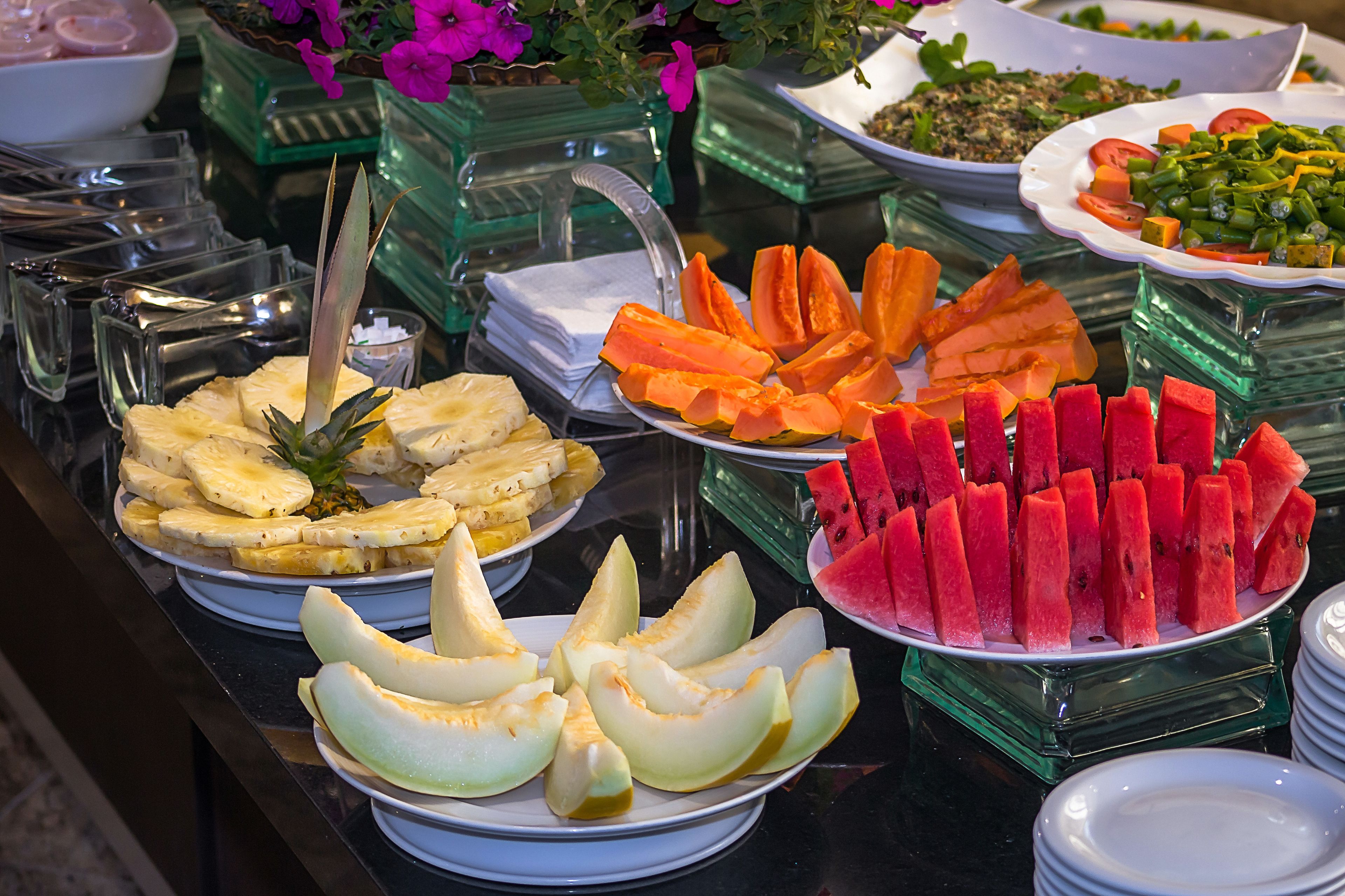 Un bufé con diversas frutas y verduras.
