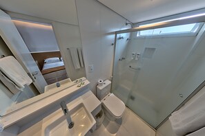 Douche, sèche-cheveux, serviettes fournies