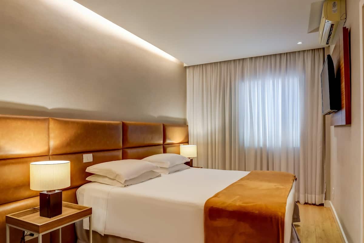 Minibar, free WiFi, bed sheets