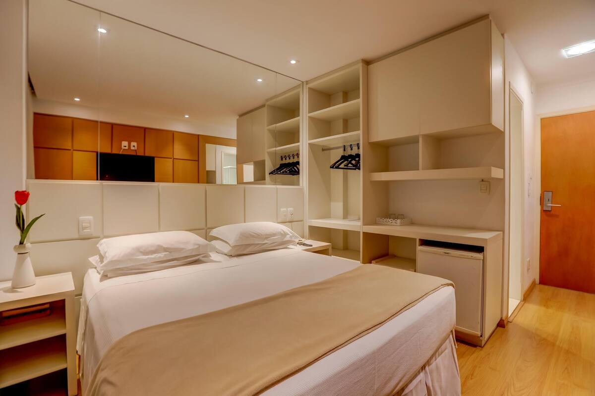 Minibar, free WiFi, bed sheets