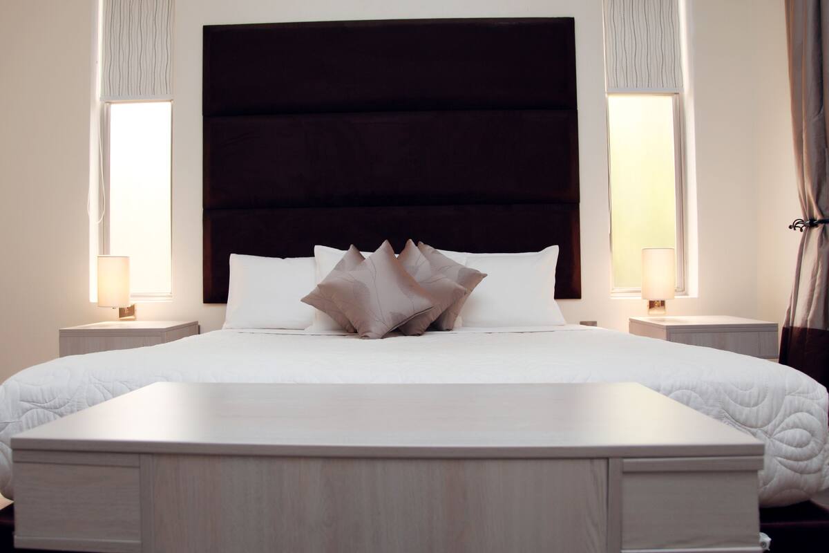 Deluxe Room, 1 King Bed, Ensuite, Courtyard View | Premium bedding, desk, laptop workspace, blackout drapes