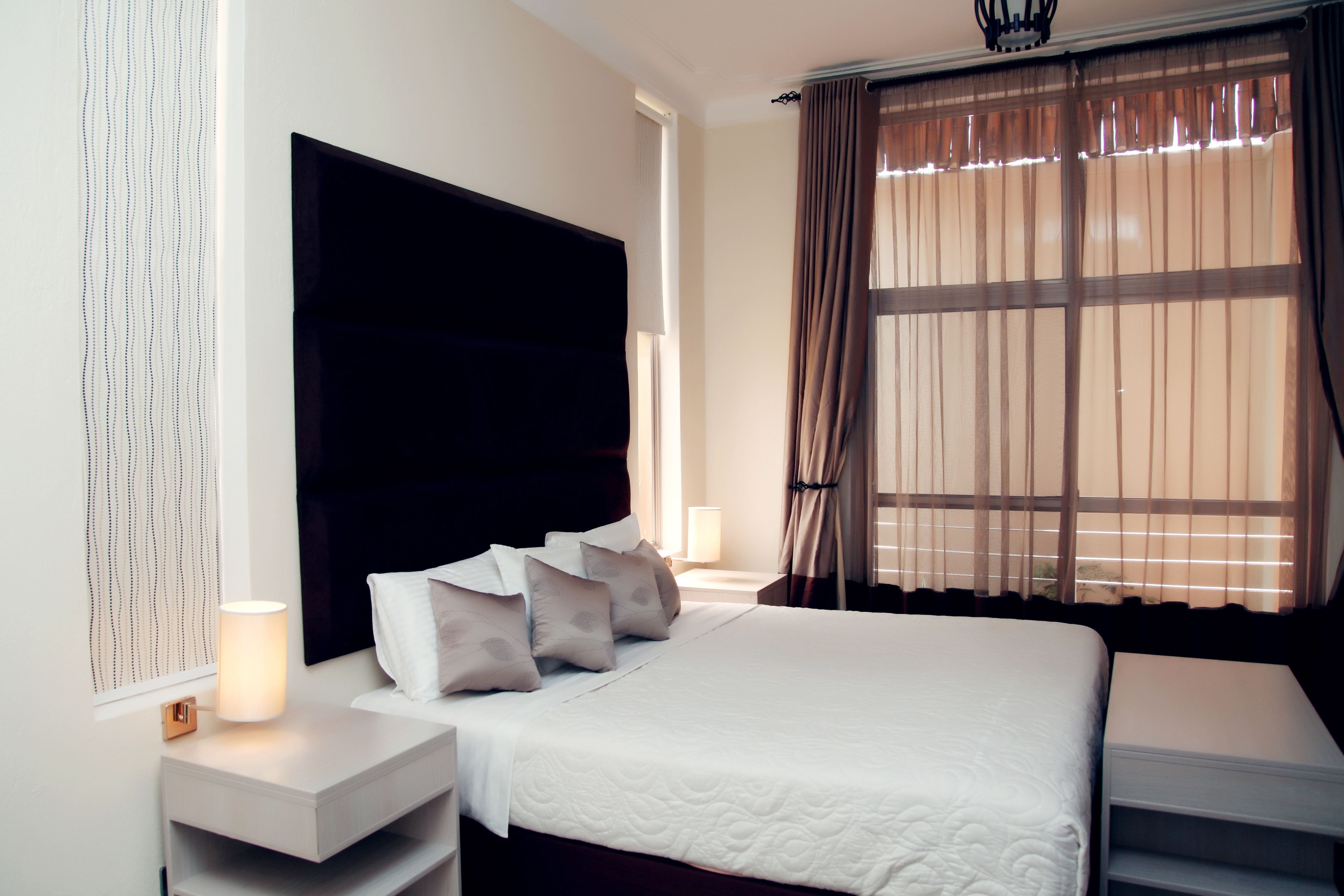 Habitación Deluxe, 1 cama King size, baño en la habitación, vista al patio | Ropa de cama de alta calidad, muebles diferentes y escritorio 