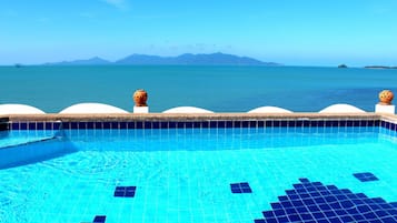 Hồ bơi ngoài trời, dù/ô trên bãi biển/hồ bơi, ghế dài tắm nắng