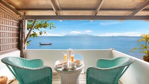 Deluxe Suite with private terrace on the beach | Utsikt mot strand/hav