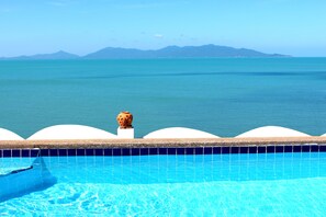 Outdoor pool, pool umbrellas, pool loungers - Hacienda Fisherman's Village Koh Samui (Koh Samui)