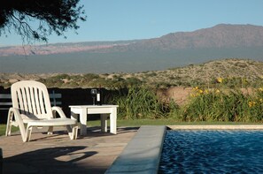 Piscine extérieure, chaises longues