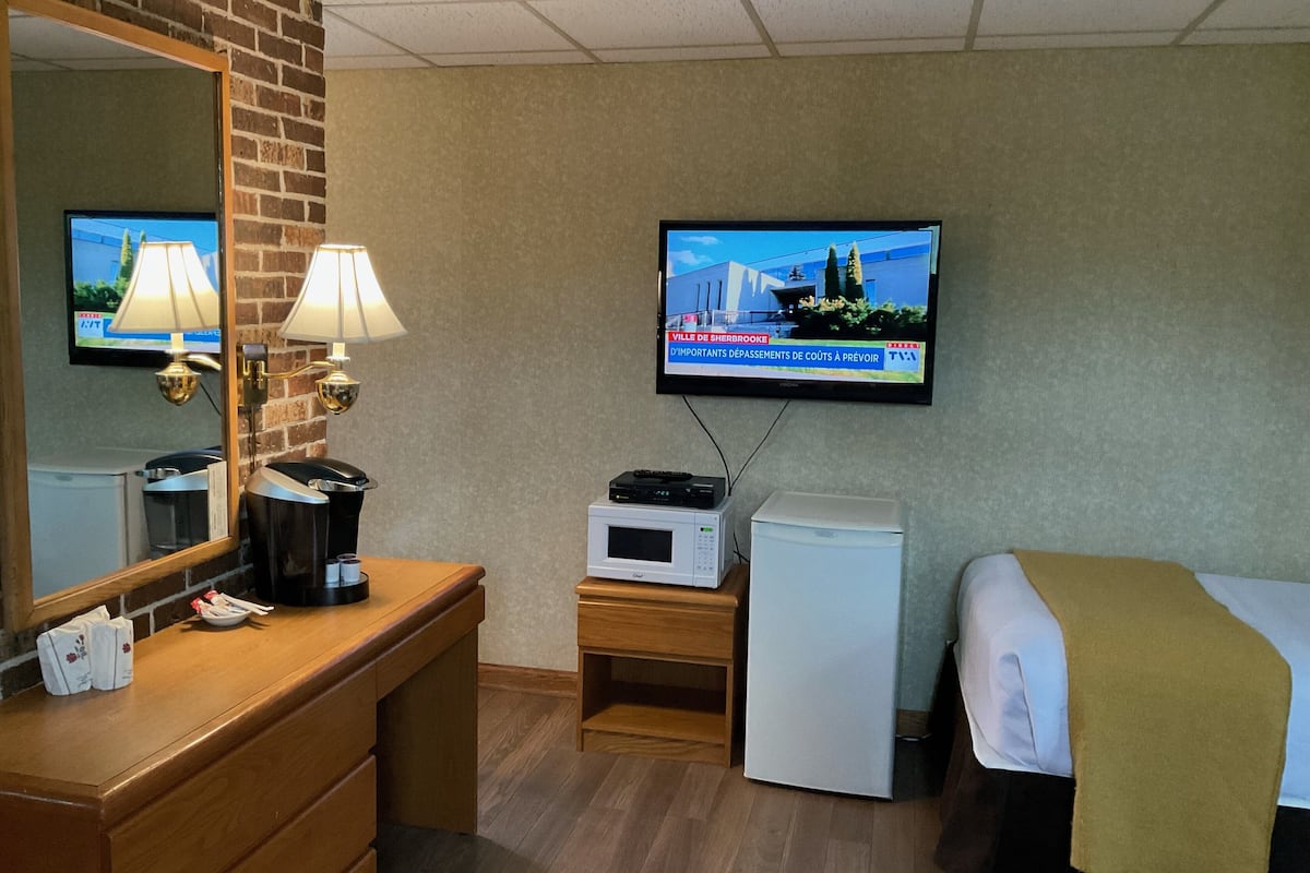 Tremannsrom – familie | Safe på rommet, skrivebord, wi-fi (inkludert) og sengetøy